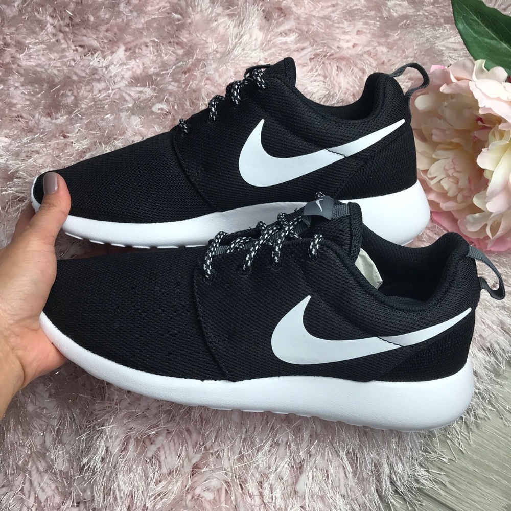 Brand New Nike Roshe One Black/White - Picture 7 of 8